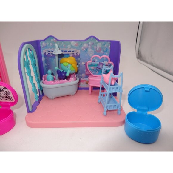 Gabby's Dollhouse Sweet Dreams Bedroom Playset and Primp and Pamper Bathroom - Picture 8 of 16